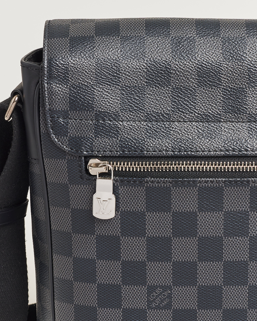 Homme | Louis Vuitton Pre-Owned District PM Messenger Bag Damier Graphite | Louis Vuitton Pre-Owned | District PM Messenger Bag Damier Graphite