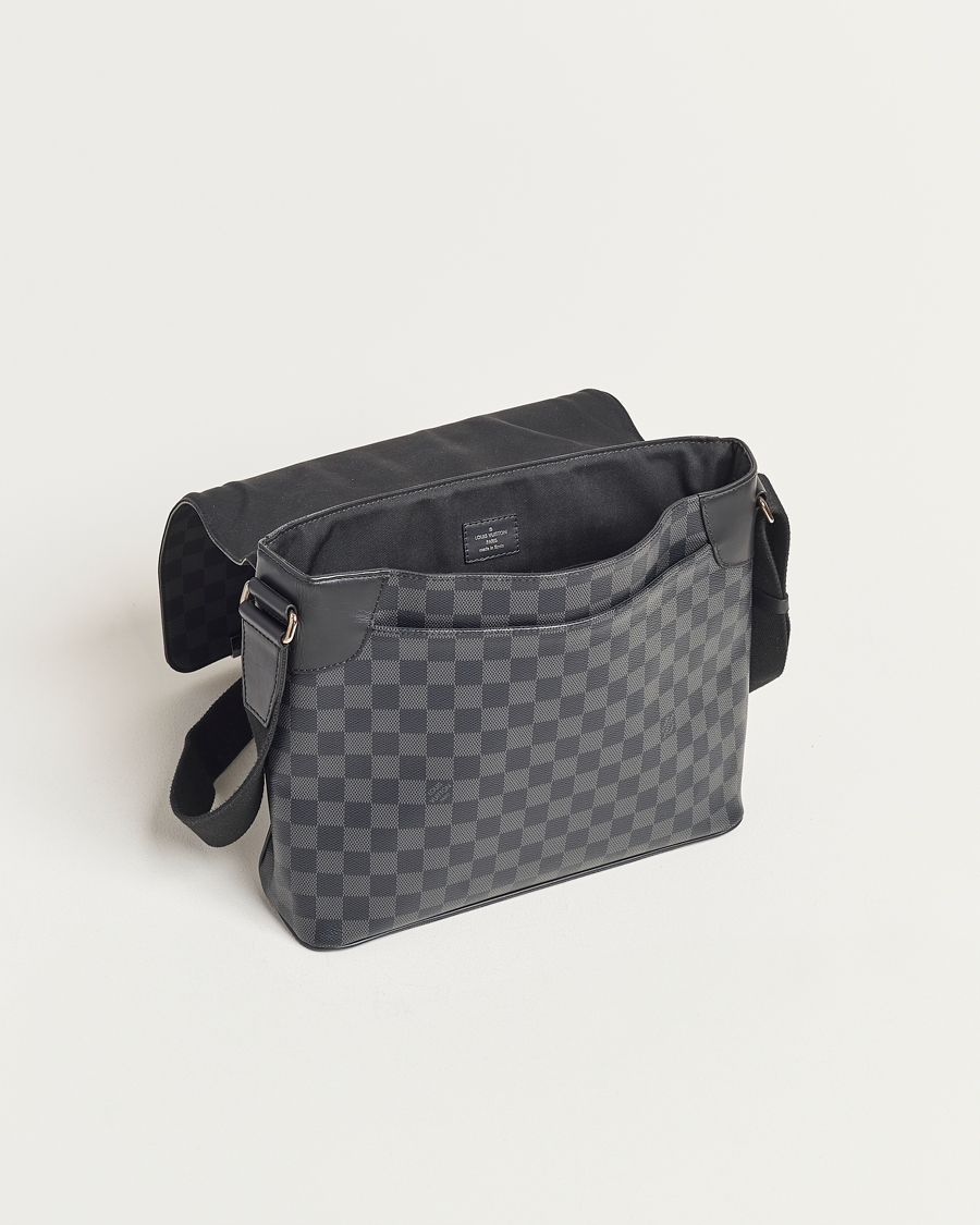 Homme | Louis Vuitton Pre-Owned District PM Messenger Bag Damier Graphite | Louis Vuitton Pre-Owned | District PM Messenger Bag Damier Graphite