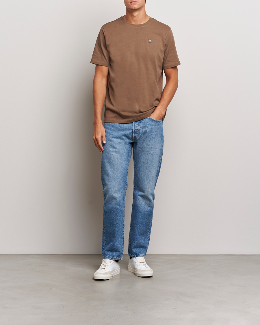 Heren | T-shirts | KnowledgeCotton Apparel | Loake Badge T-Shirt Brown