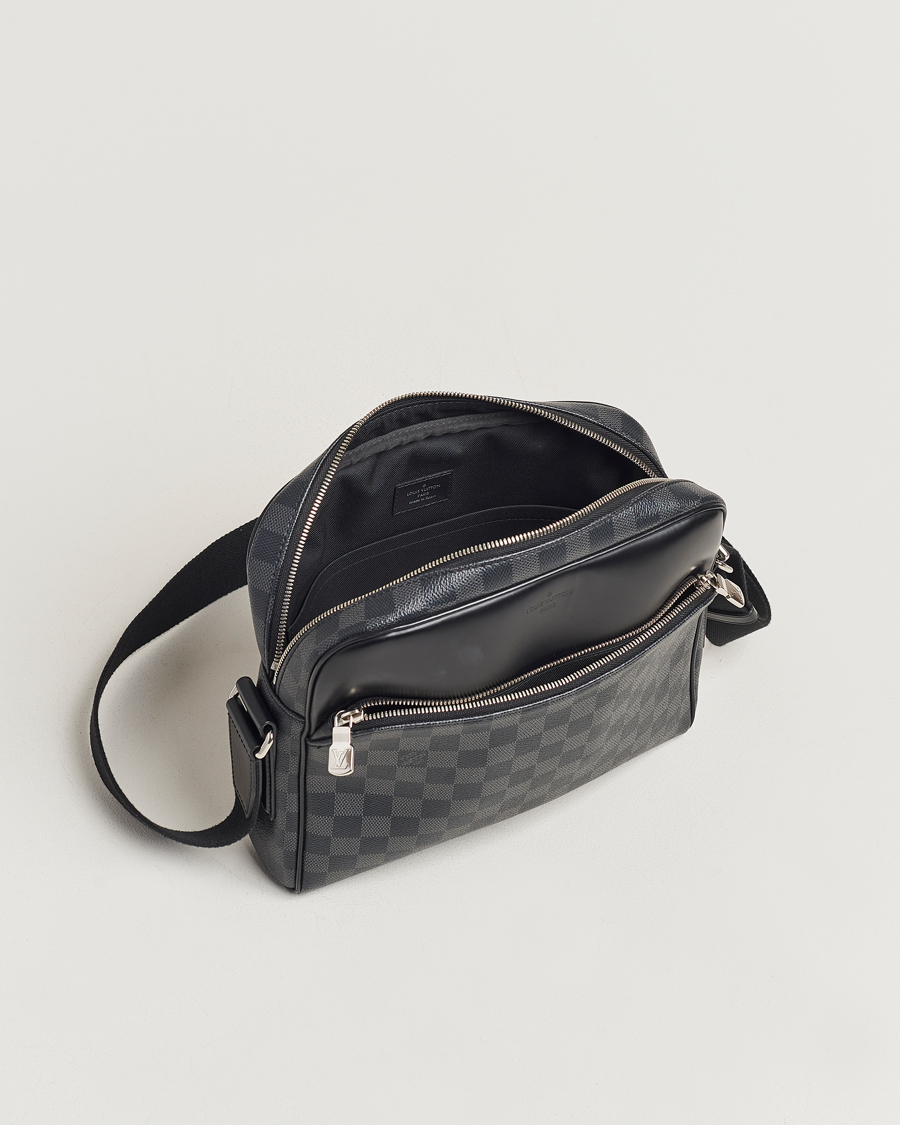 Homme | Louis Vuitton Pre-Owned Dayton Reporter MM Damier Graphite | Louis Vuitton Pre-Owned | Dayton Reporter MM Damier Graphite