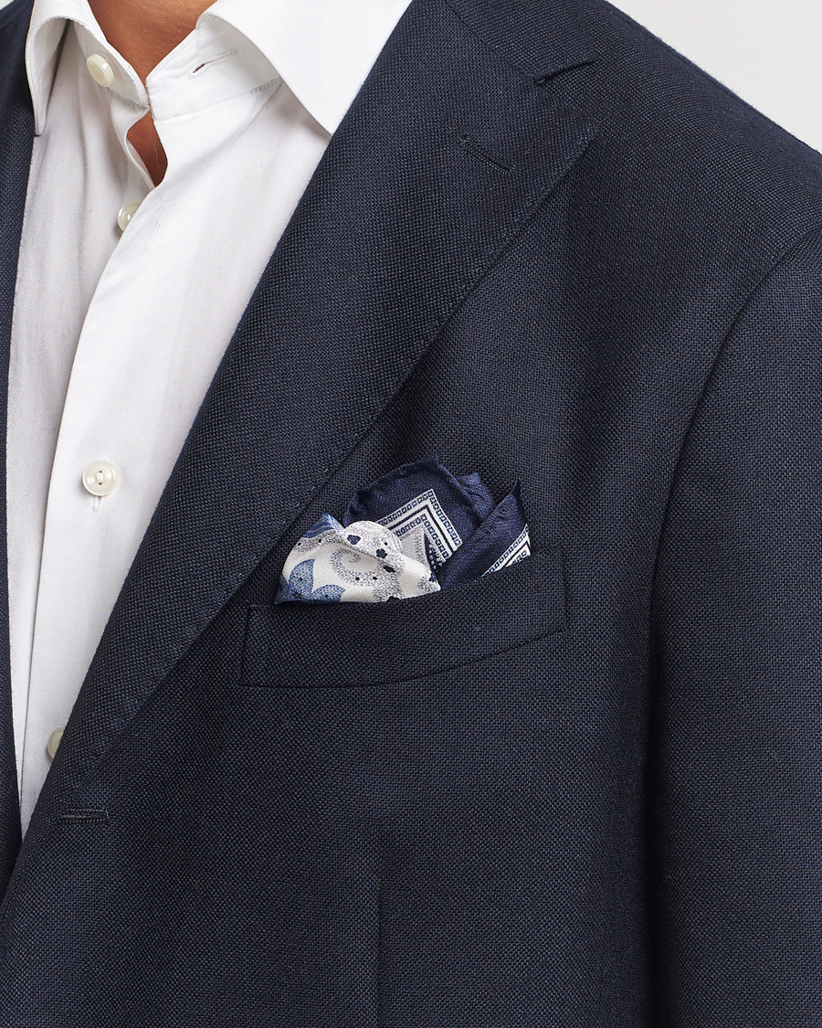 Heren | Amanda Christensen Silk Twill Printed Flower Pocket Square Navy | Amanda Christensen | Silk Twill Printed Flower Pocket Square Navy