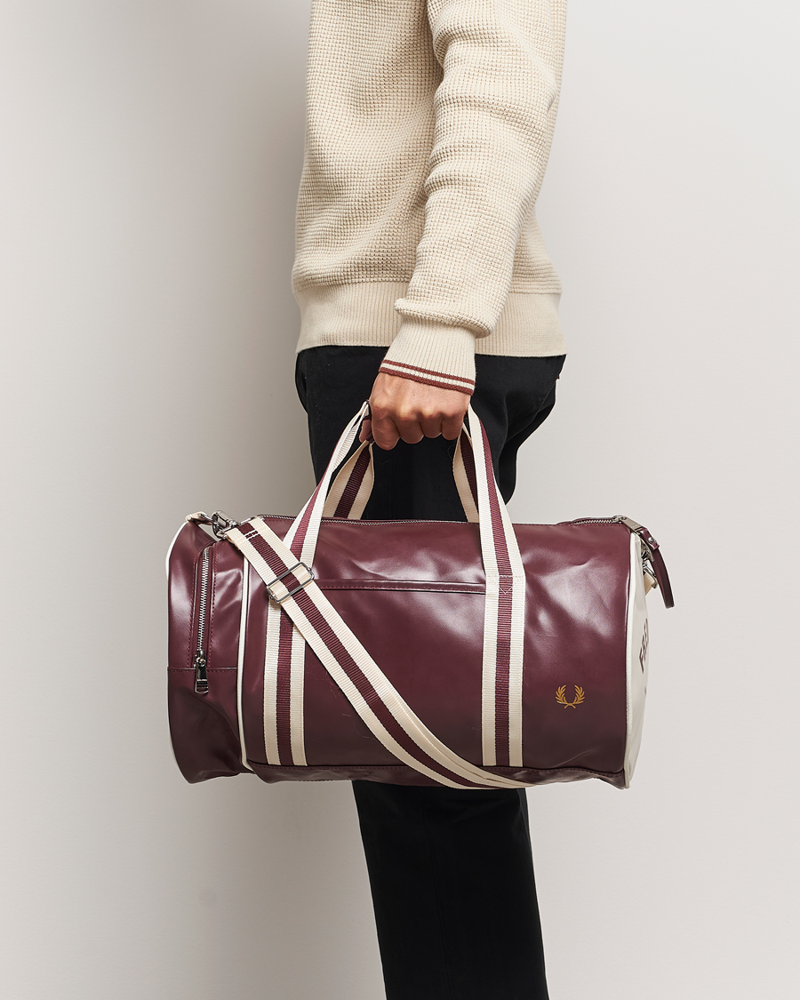 Homme | Fred Perry Classic Barrel Bag Oxblood/Ecru | Fred Perry | Classic Barrel Bag Oxblood/Ecru