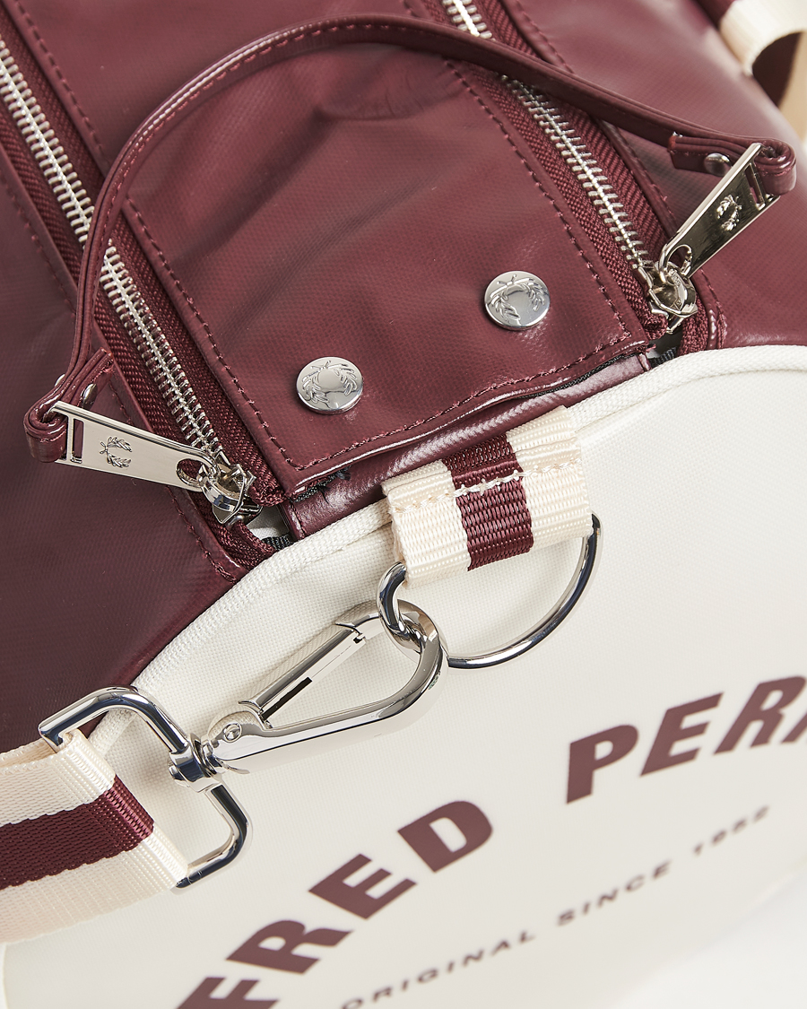 Homme | Fred Perry Classic Barrel Bag Oxblood/Ecru | Fred Perry | Classic Barrel Bag Oxblood/Ecru
