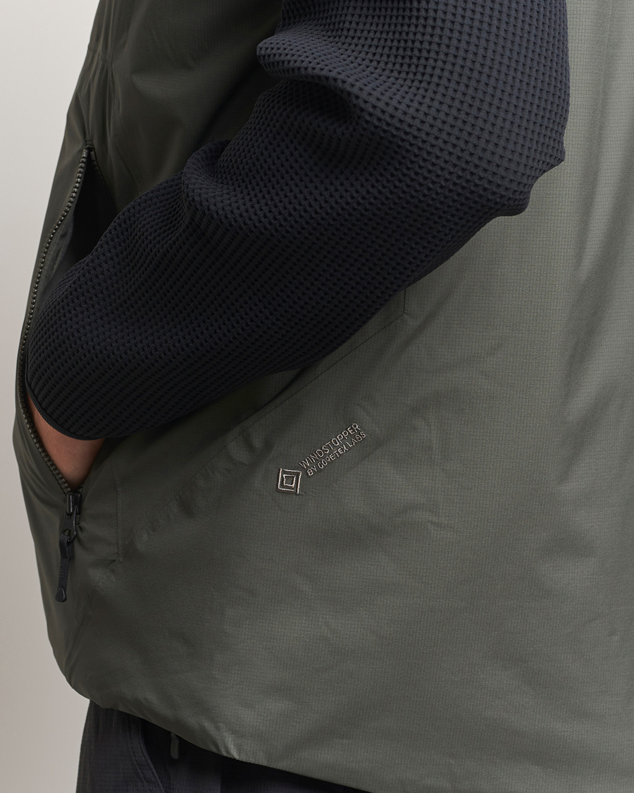Homme | Manteaux Et Vestes | Goldwin | GORE-TEX Windstopper Puffy Vest Dark Olive