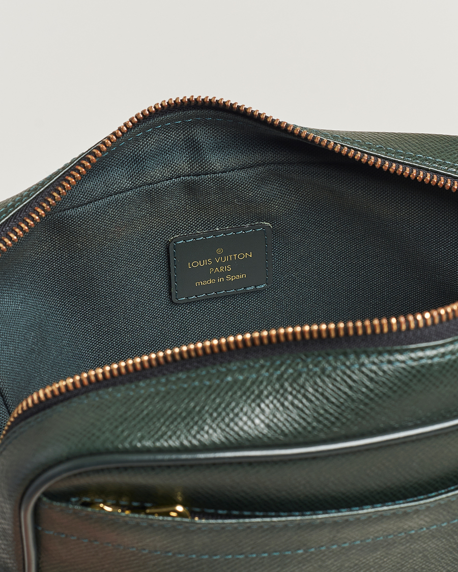Homme | Louis Vuitton Pre-Owned Kaluga Washbag Green | Louis Vuitton Pre-Owned | Kaluga Washbag Green