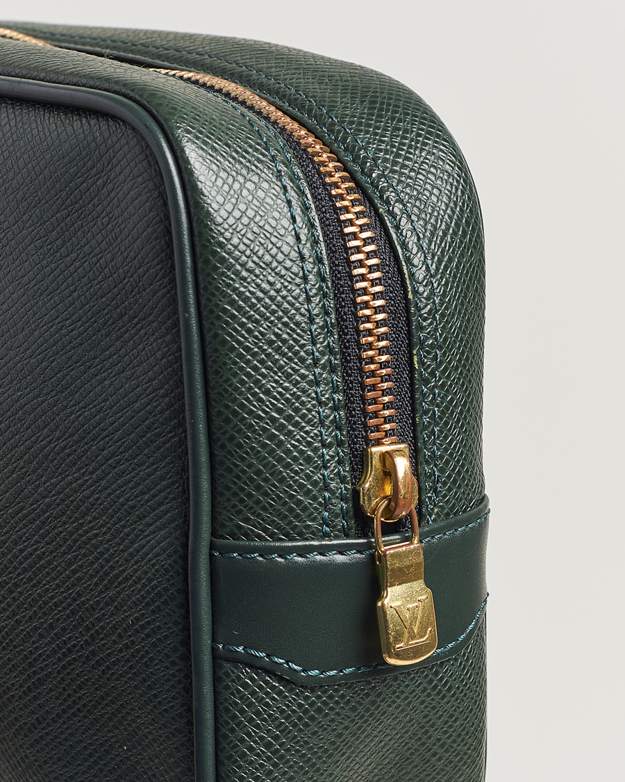 Homme | Louis Vuitton Pre-Owned Kaluga Washbag Green | Louis Vuitton Pre-Owned | Kaluga Washbag Green