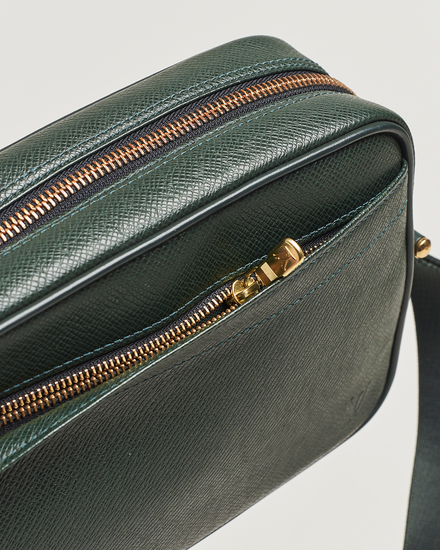 Homme | Louis Vuitton Pre-Owned Kaluga Washbag Green | Louis Vuitton Pre-Owned | Kaluga Washbag Green
