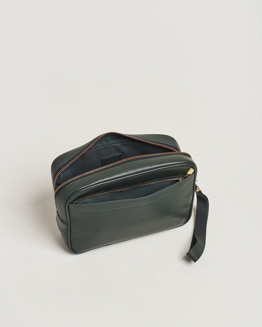Homme | Louis Vuitton Pre-Owned Kaluga Washbag Green | Louis Vuitton Pre-Owned | Kaluga Washbag Green