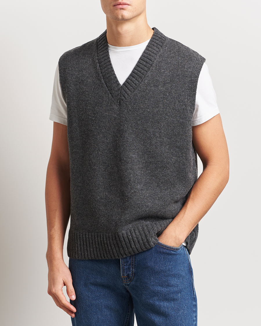 Homme | Pulls Et Tricots | A Day's March | Wigtown Lambswool V-Neck Vest Charcoal