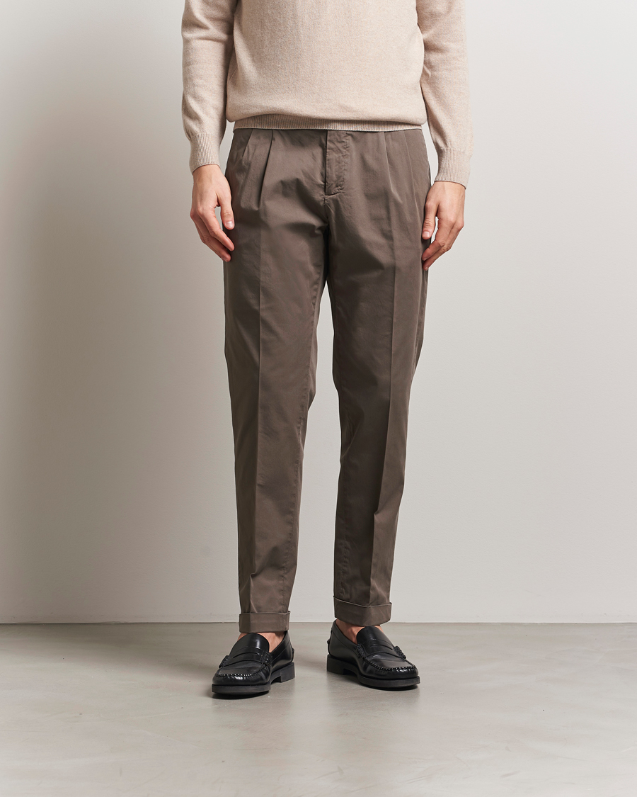 Homme | Pantalons | Briglia 1949 | Easy Fit Pleated Cotton Stretch Chino Brown