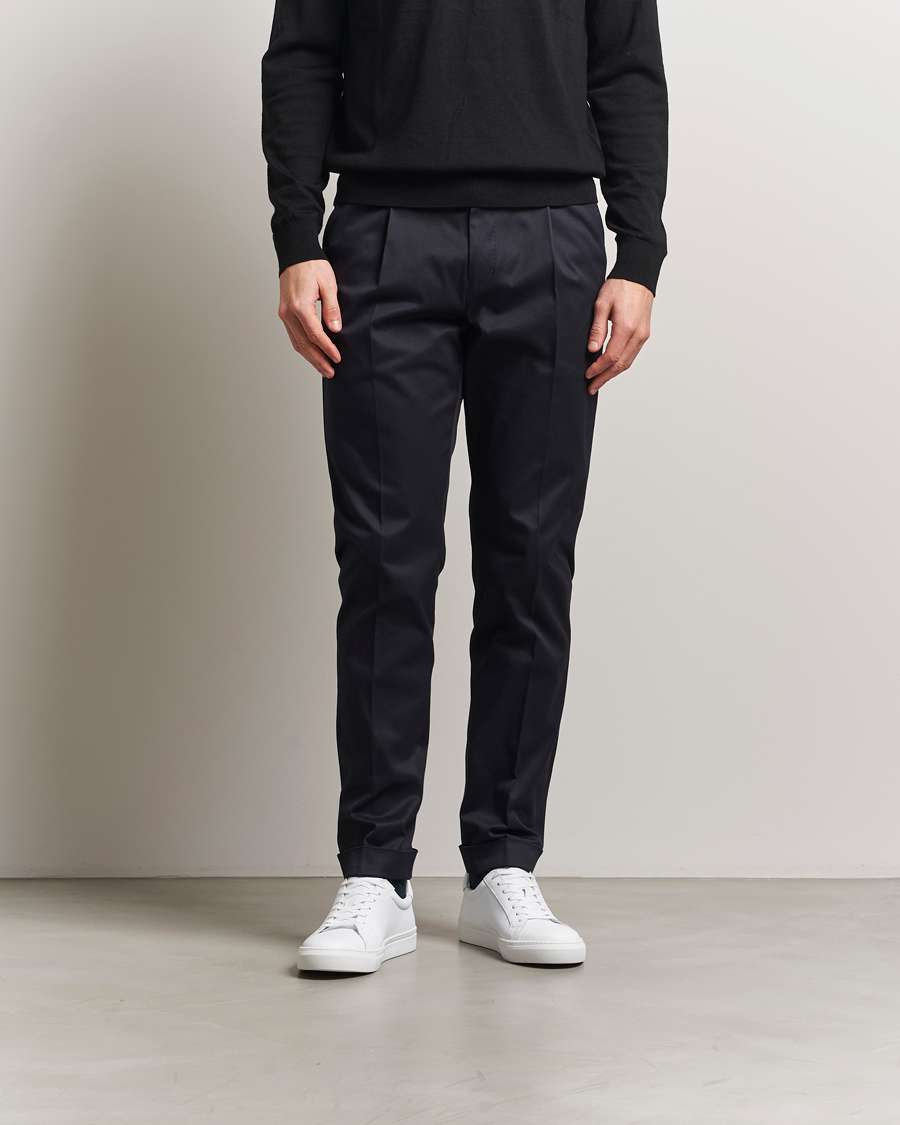 Homme | Pantalons | Tiger of Sweden | Tenuta Pleated Cotton Trousers Light Ink