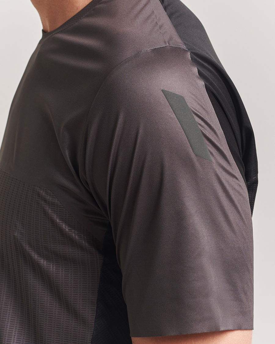 Heren | T-shirts | SOAR Running | Hot Weather Tee Shale/Black