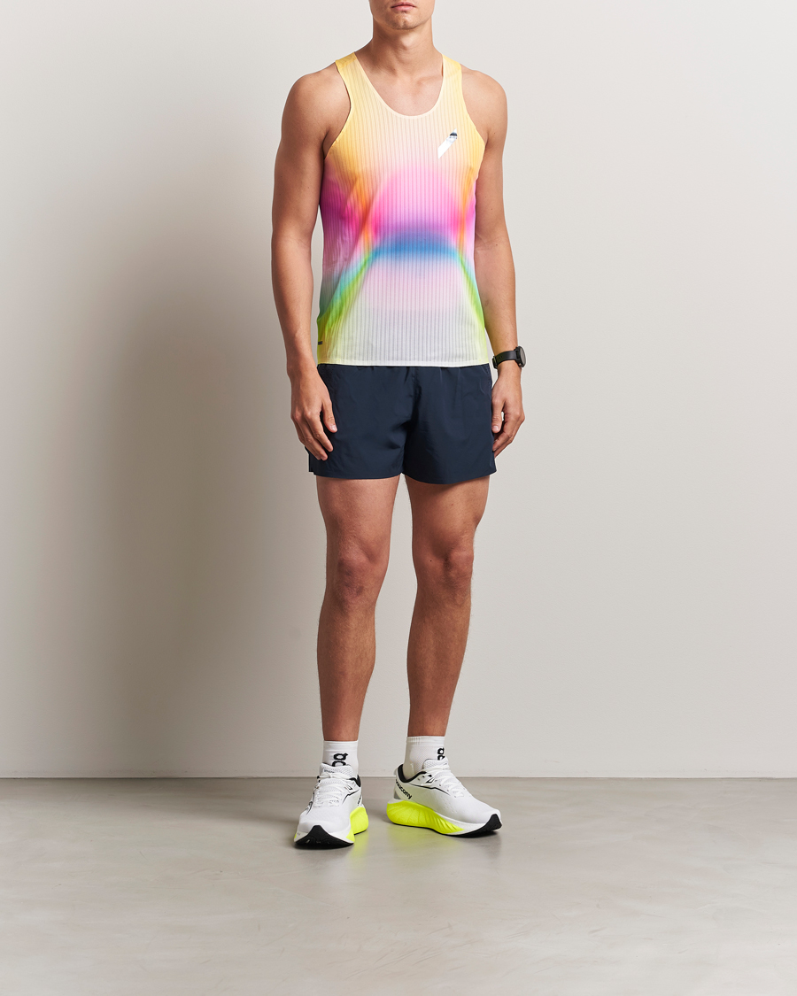 Heren | T-Shirts | SOAR Running | Race Vest Summer Rainbow