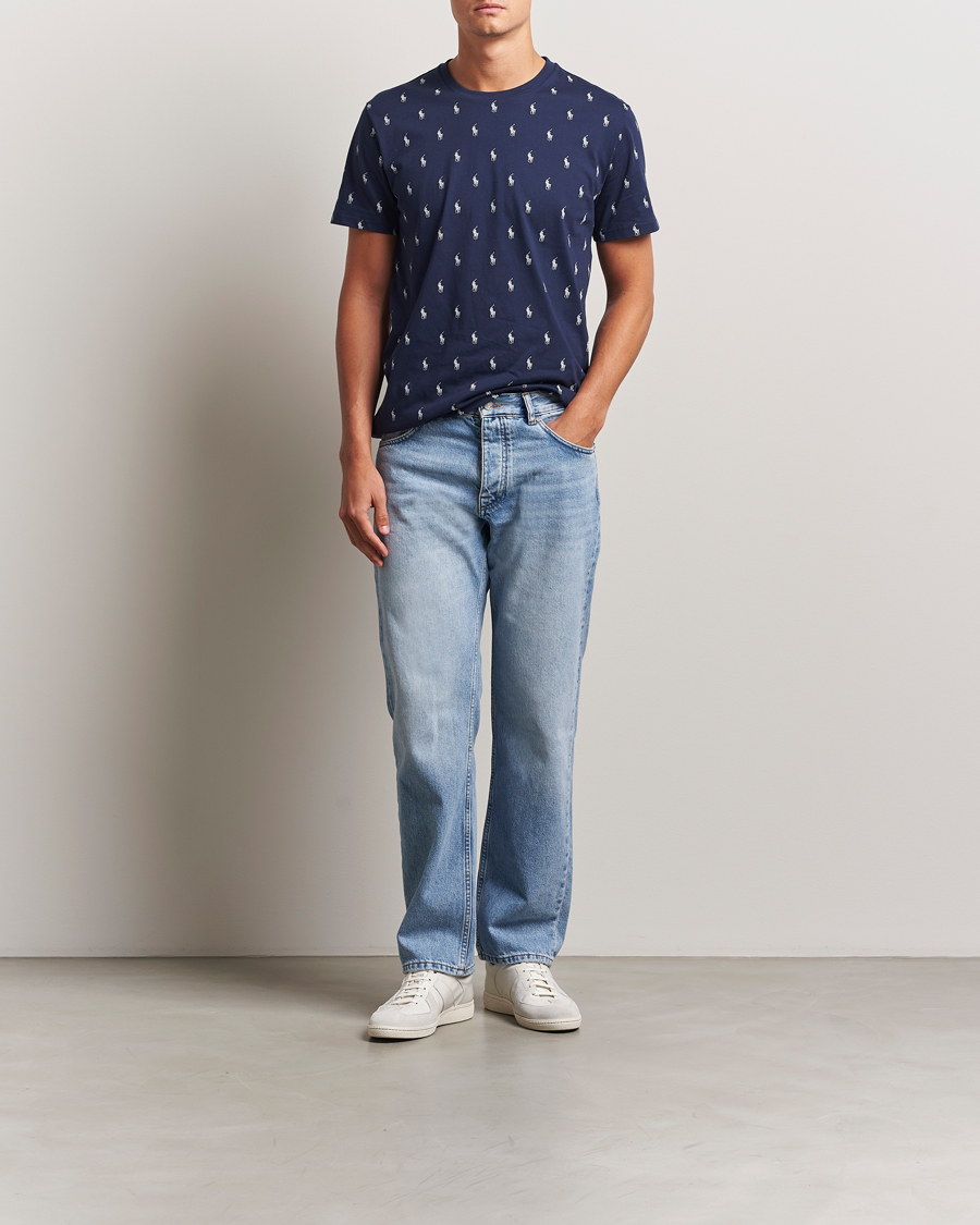 Homme | Polo Ralph Lauren All over Player Sleeping Tee Cruise Navy | Polo Ralph Lauren | All over Player Sleeping Tee Cruise Navy