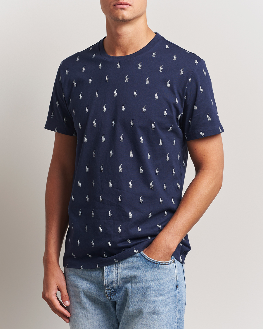 Homme | Polo Ralph Lauren All over Player Sleeping Tee Cruise Navy | Polo Ralph Lauren | All over Player Sleeping Tee Cruise Navy