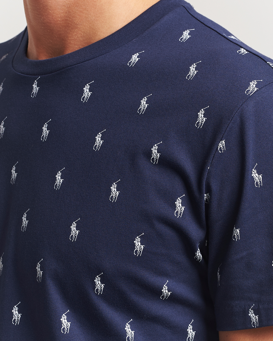 Homme | Polo Ralph Lauren All over Player Sleeping Tee Cruise Navy | Polo Ralph Lauren | All over Player Sleeping Tee Cruise Navy