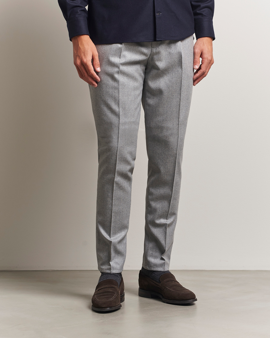 Homme | Pantalons | Brunello Cucinelli | Slim Fit Pleated Flannel Trousers Light Grey