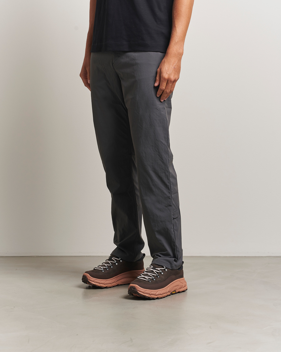 Homme | Chaussures de trail | Hoka | One Tor Summit Cast Iron/Walnut