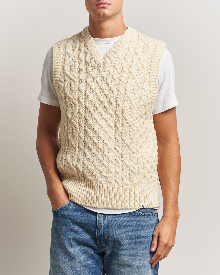 Heren | Truien | Peregrine | Hudson Wool Aran Knitted Vest Ecru
