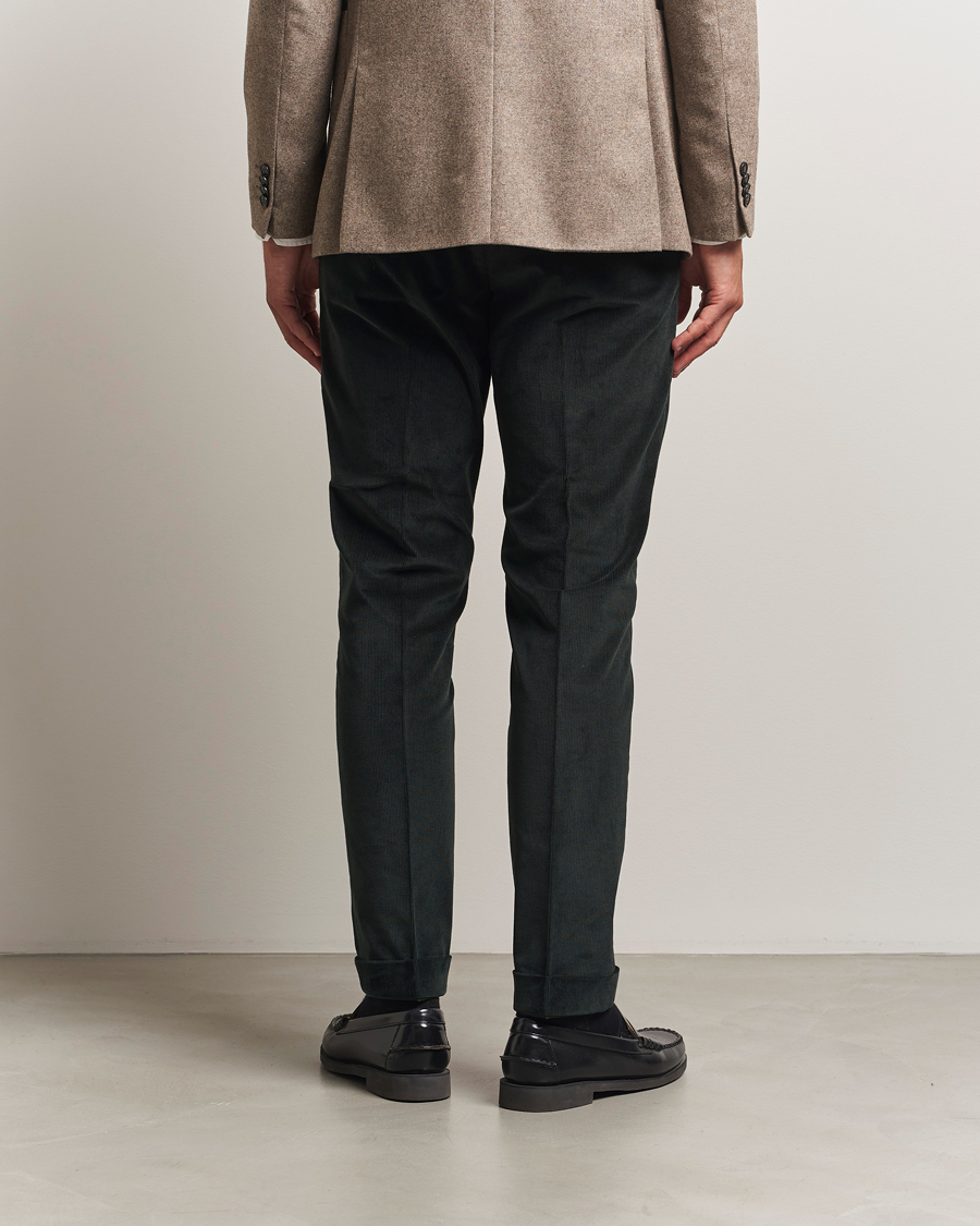 Heren | Broeken | Tiger of Sweden | Tenuta Pleated Corduroy Trousers Midnight Green