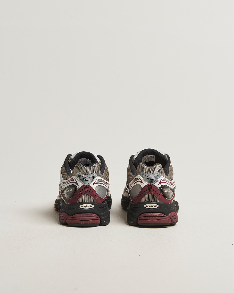 Homme | Baskets | Saucony | Progrid Omni 9 Running Sneaker Tan/Maroon