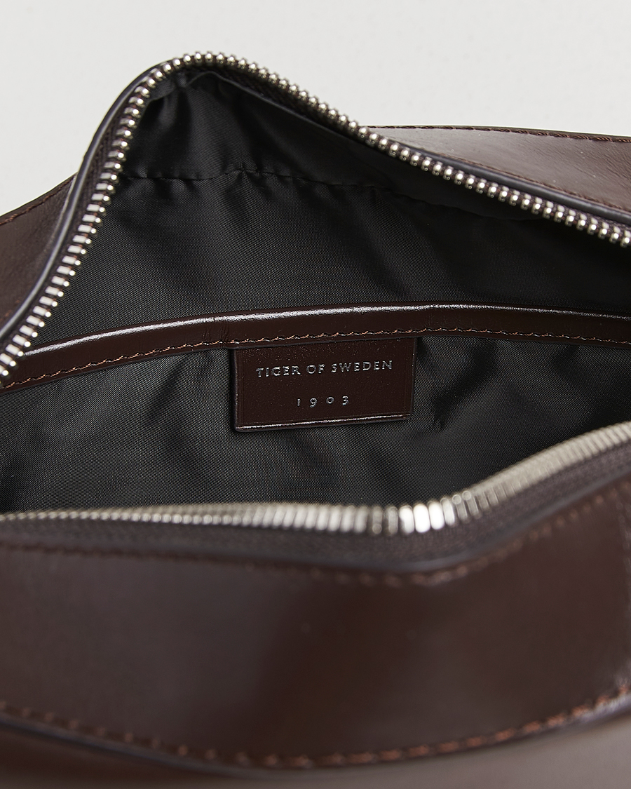 Heren | Tassen | Tiger of Sweden | Balnea Smooth Leather Washbag Dark Brown