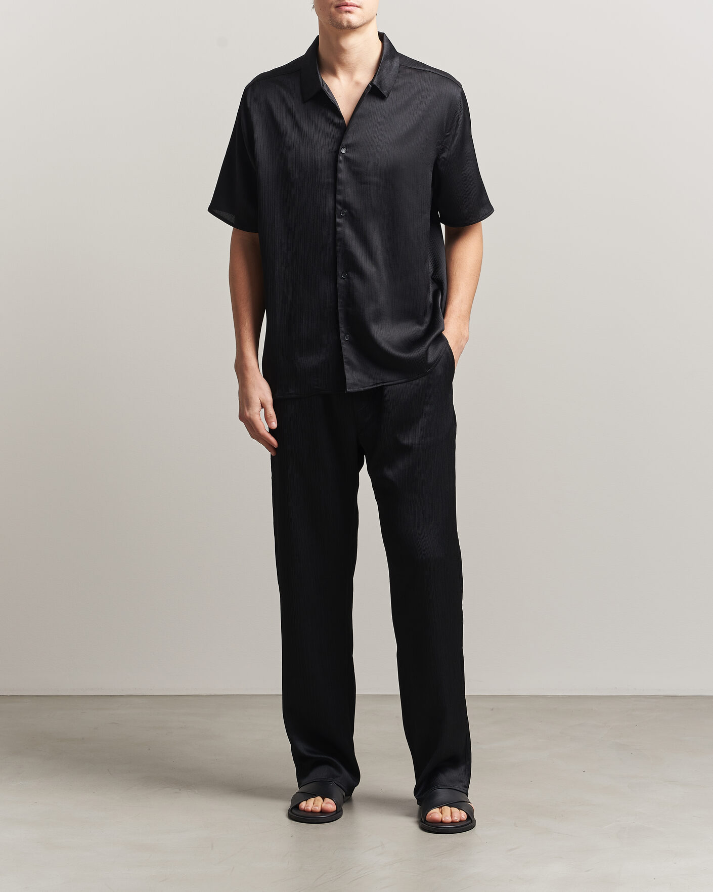 Homme | Chemises | LES DEUX | Hector Plissé Short Sleeve Shirt Black