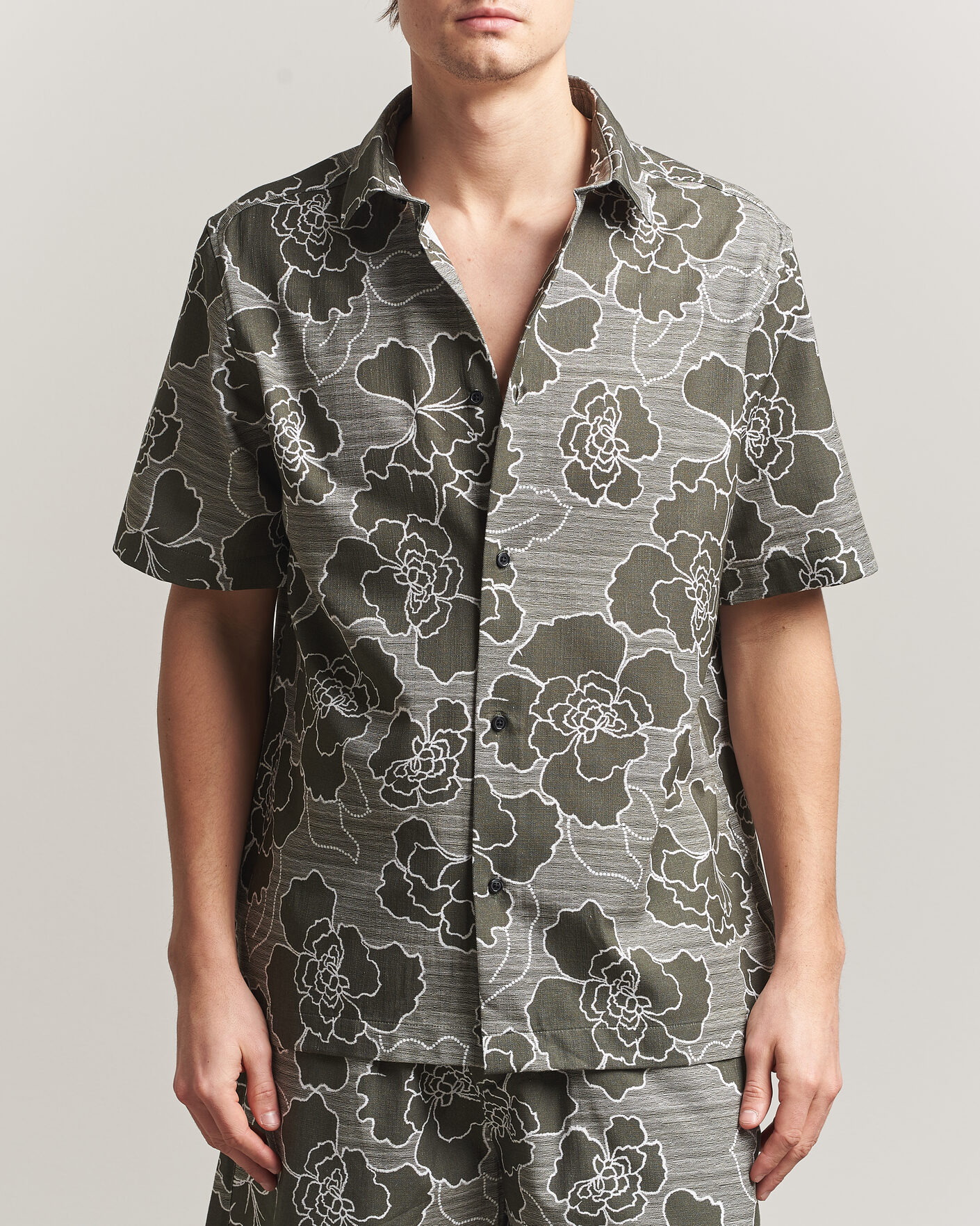 Homme | Chemises | LES DEUX | Charlie Poppy AOP Short Sleeve Shirt Olive Night