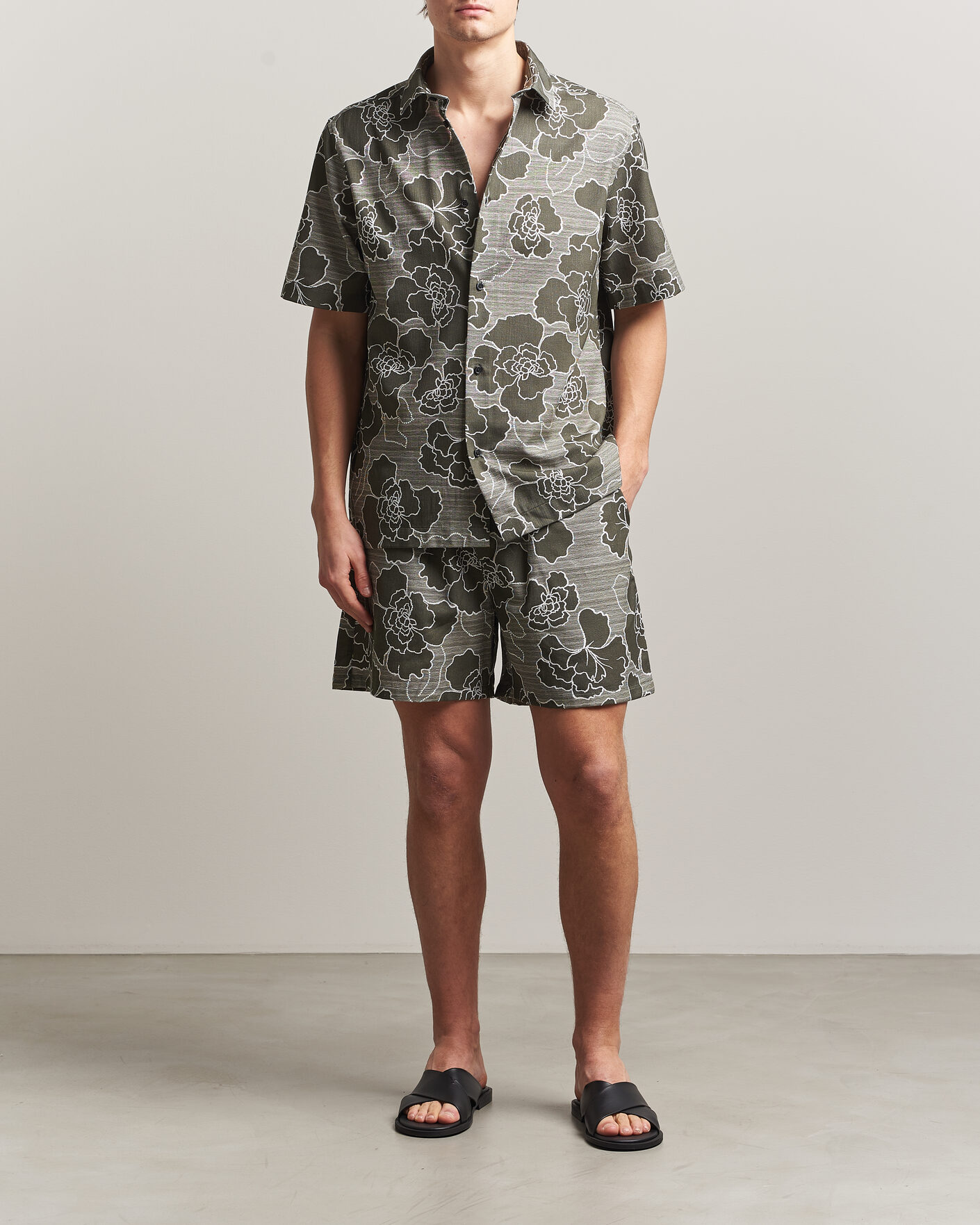 Homme | Shorts | LES DEUX | Charlie Poppy AOP Shorts Olive Night