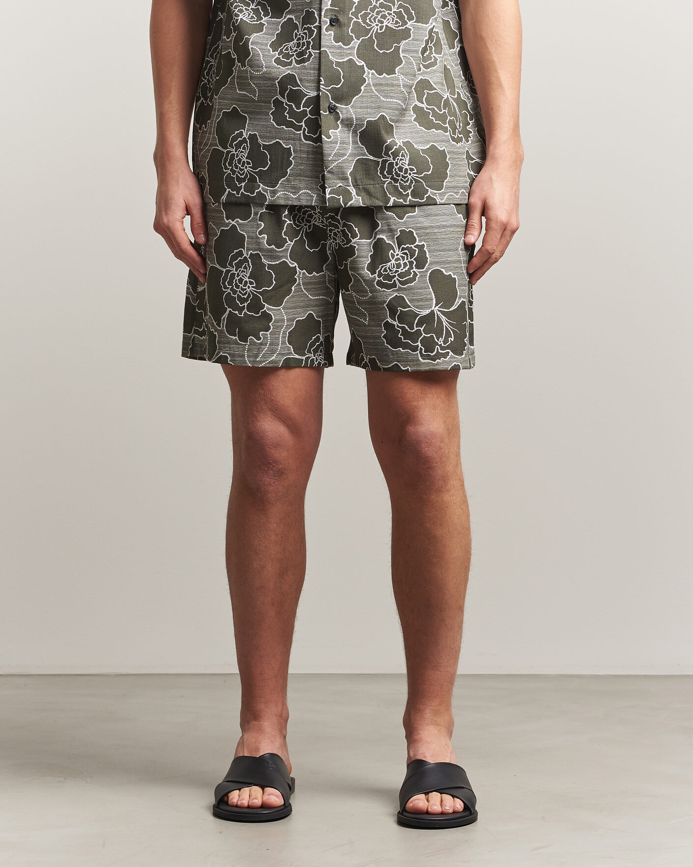 Homme | Shorts | LES DEUX | Charlie Poppy AOP Shorts Olive Night