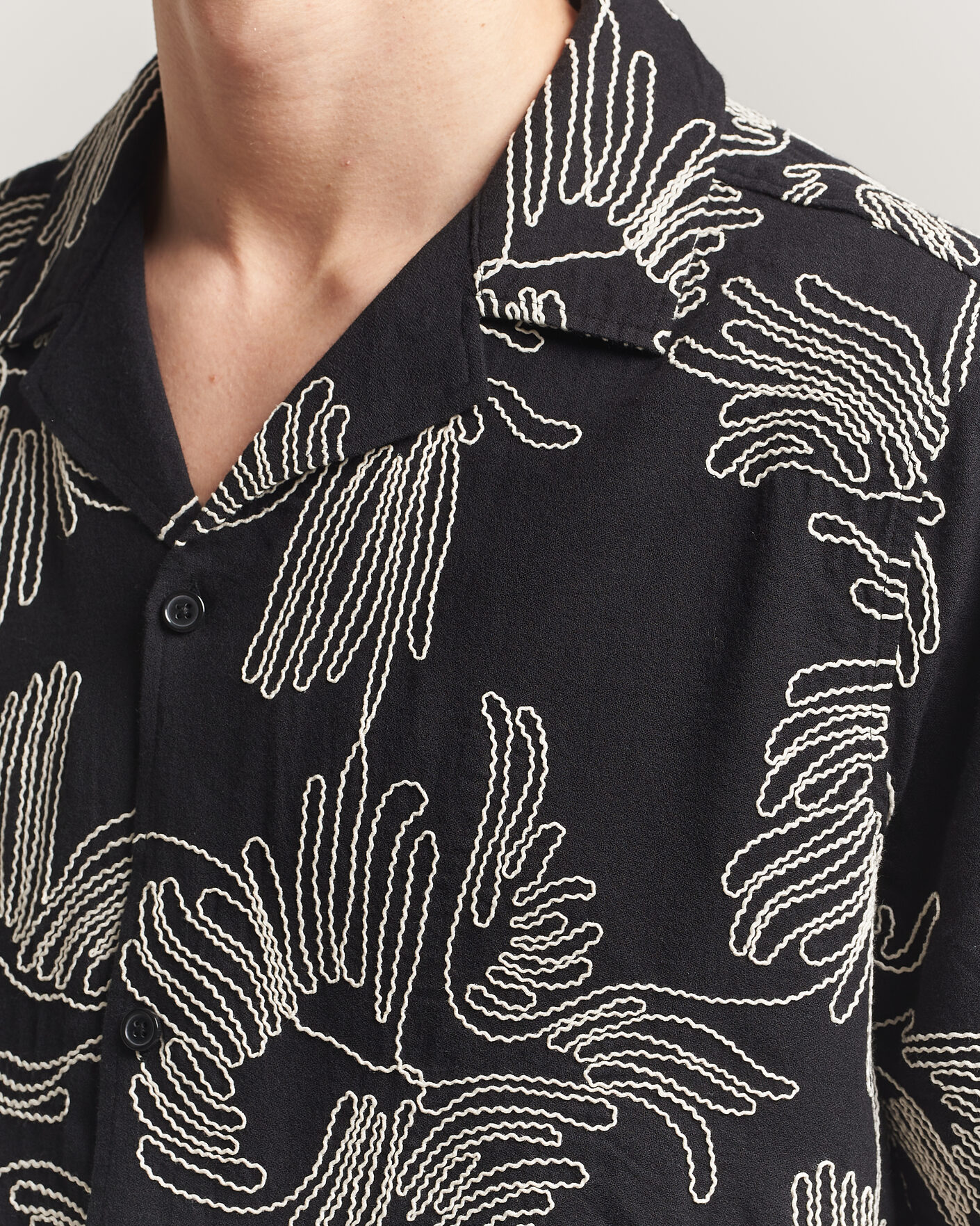 Homme | Chemises | LES DEUX | Liam AOE Flower Short Sleeve Shirt Black