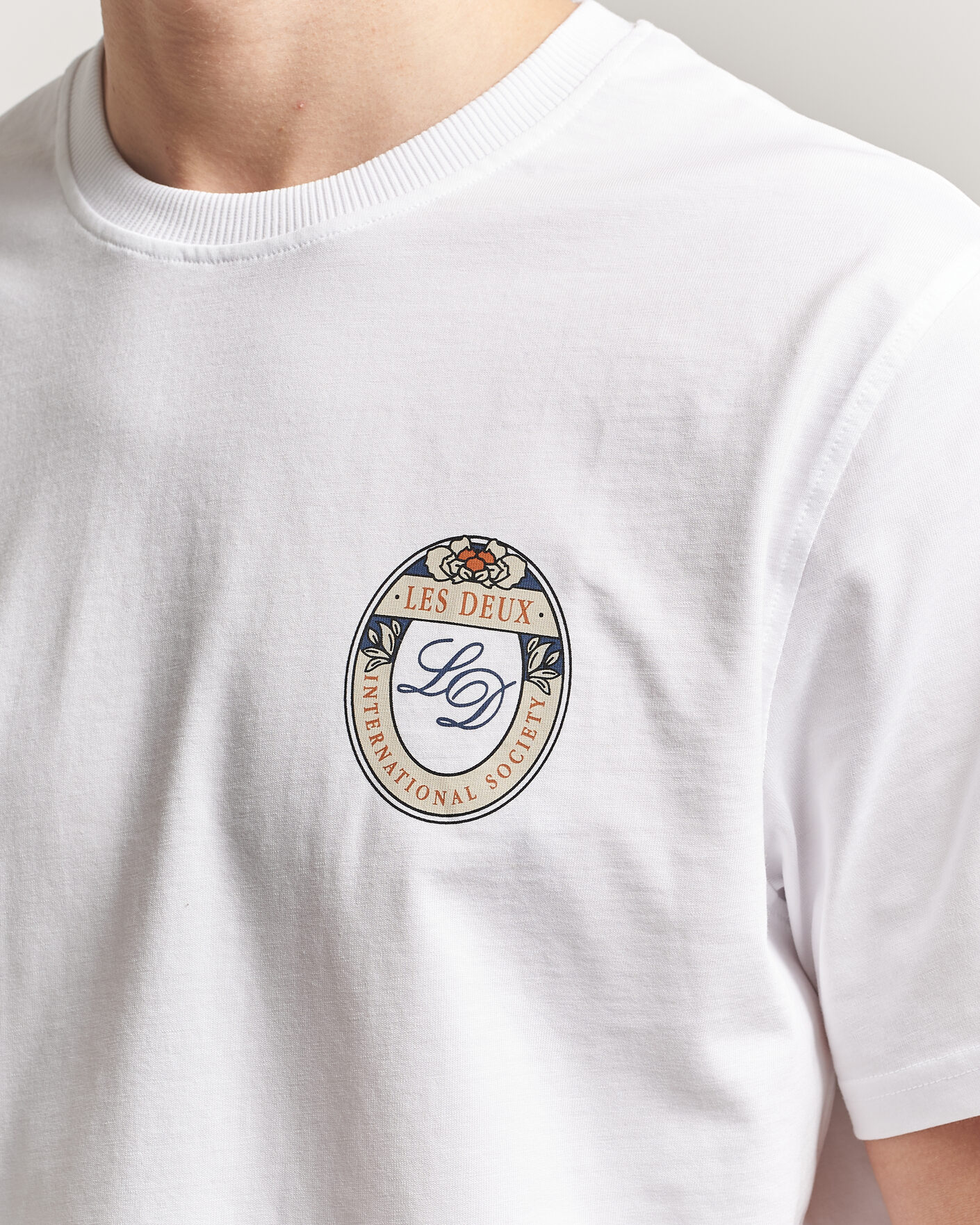 Heren | T-shirts | LES DEUX | Brday Emblem T-Shirt White