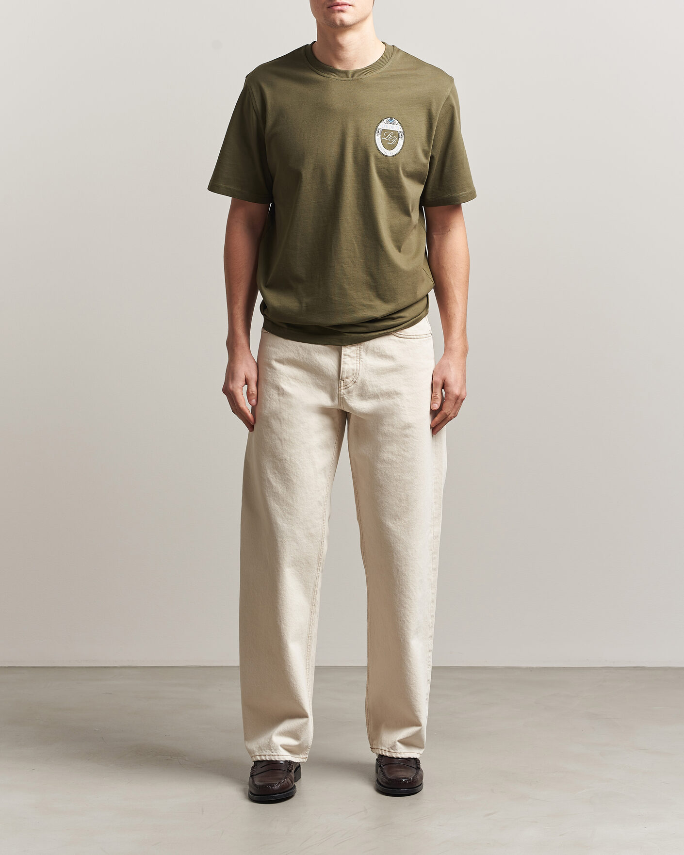 Heren | T-shirts | LES DEUX | Brday Emblem T-Shirt Olive Night Green