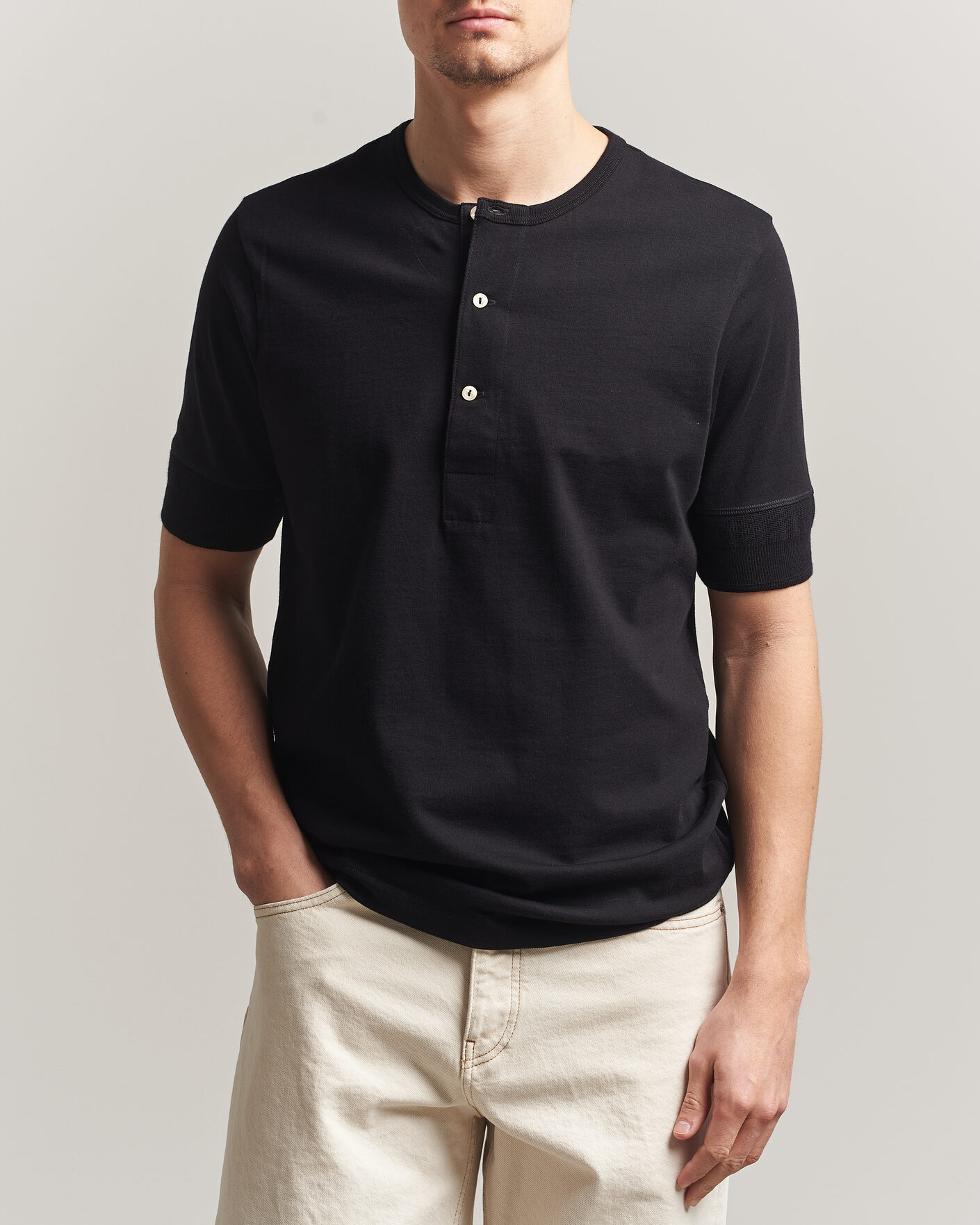 Heren | T-shirts | Merz b. Schwanen | Classic Organic Cotton Short Sleeve Henley Black
