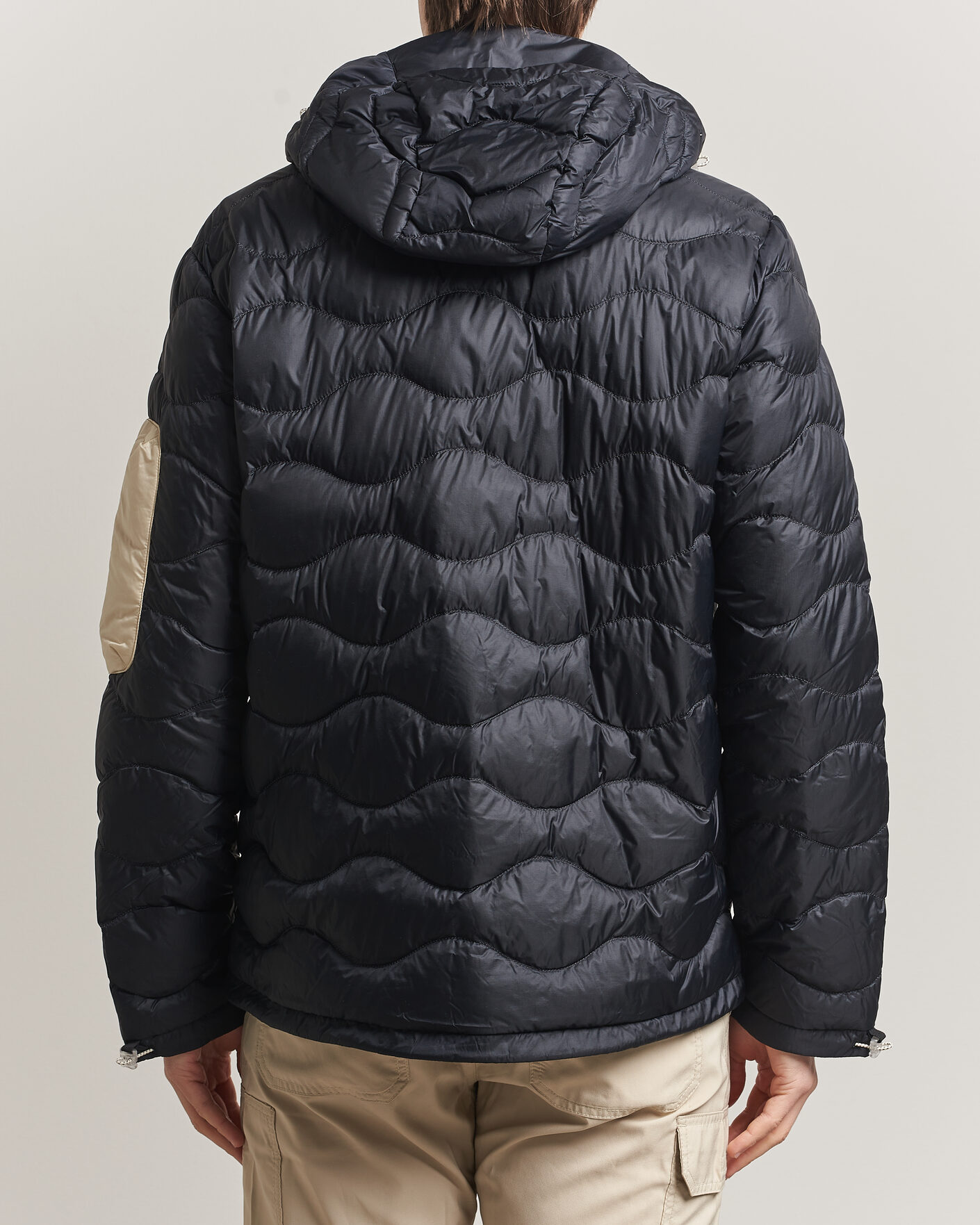 Heren | Jassen | Peak Performance | Helium Utility Down Hooded Jacket Black/Sand Fog