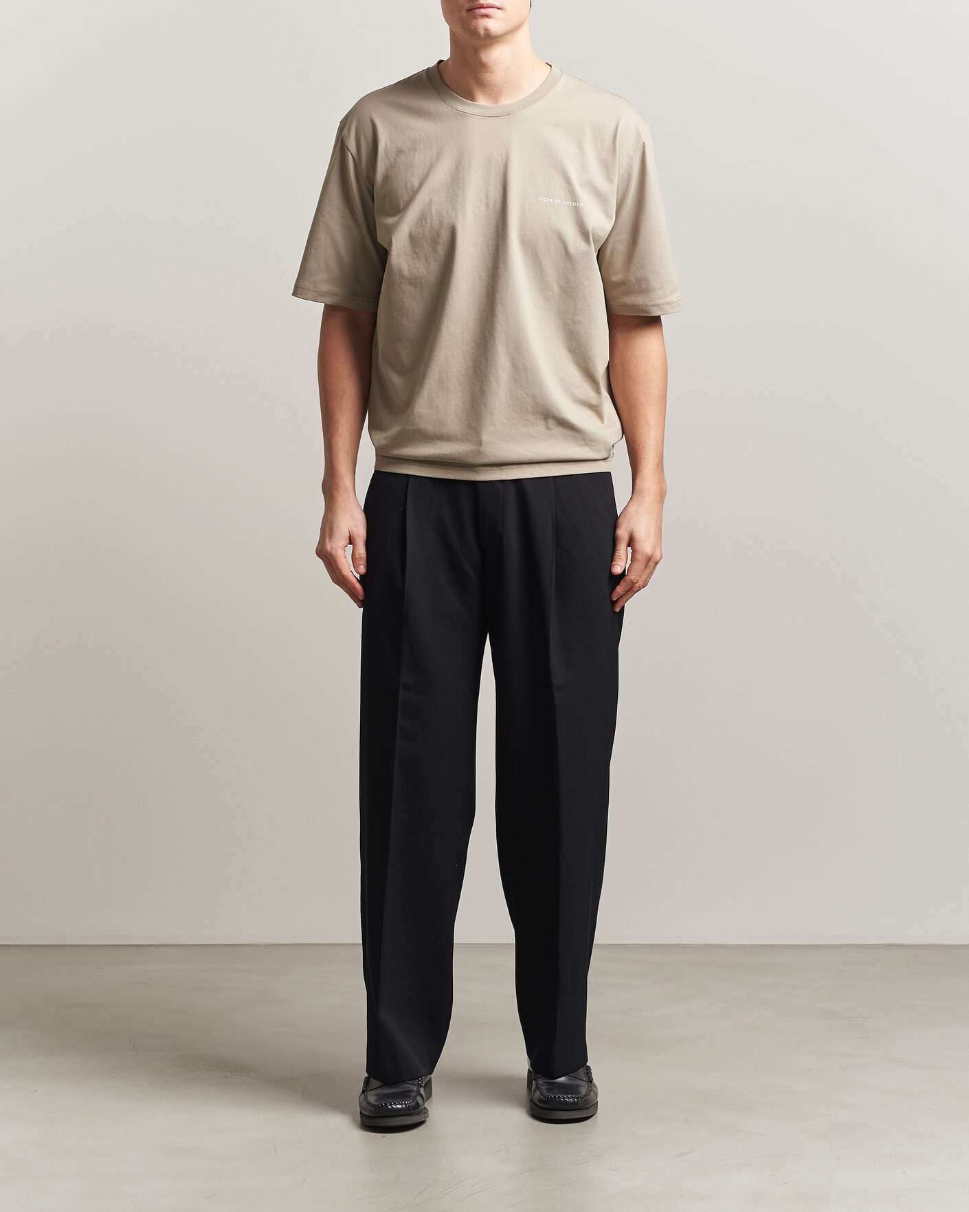 Homme | T-shirts | Tiger of Sweden | Pro Logo Crew Neck T-Shirt Artichoke Grey