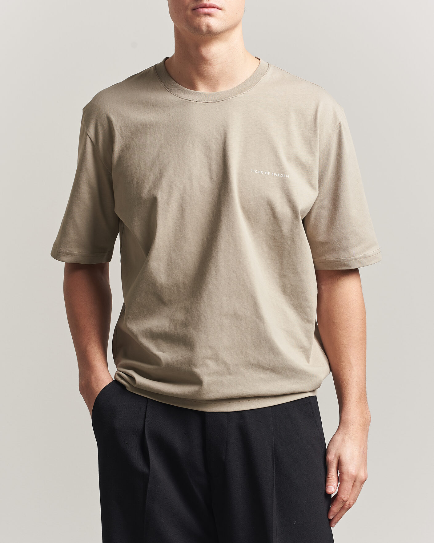 Homme | T-shirts | Tiger of Sweden | Pro Logo Crew Neck T-Shirt Artichoke Grey
