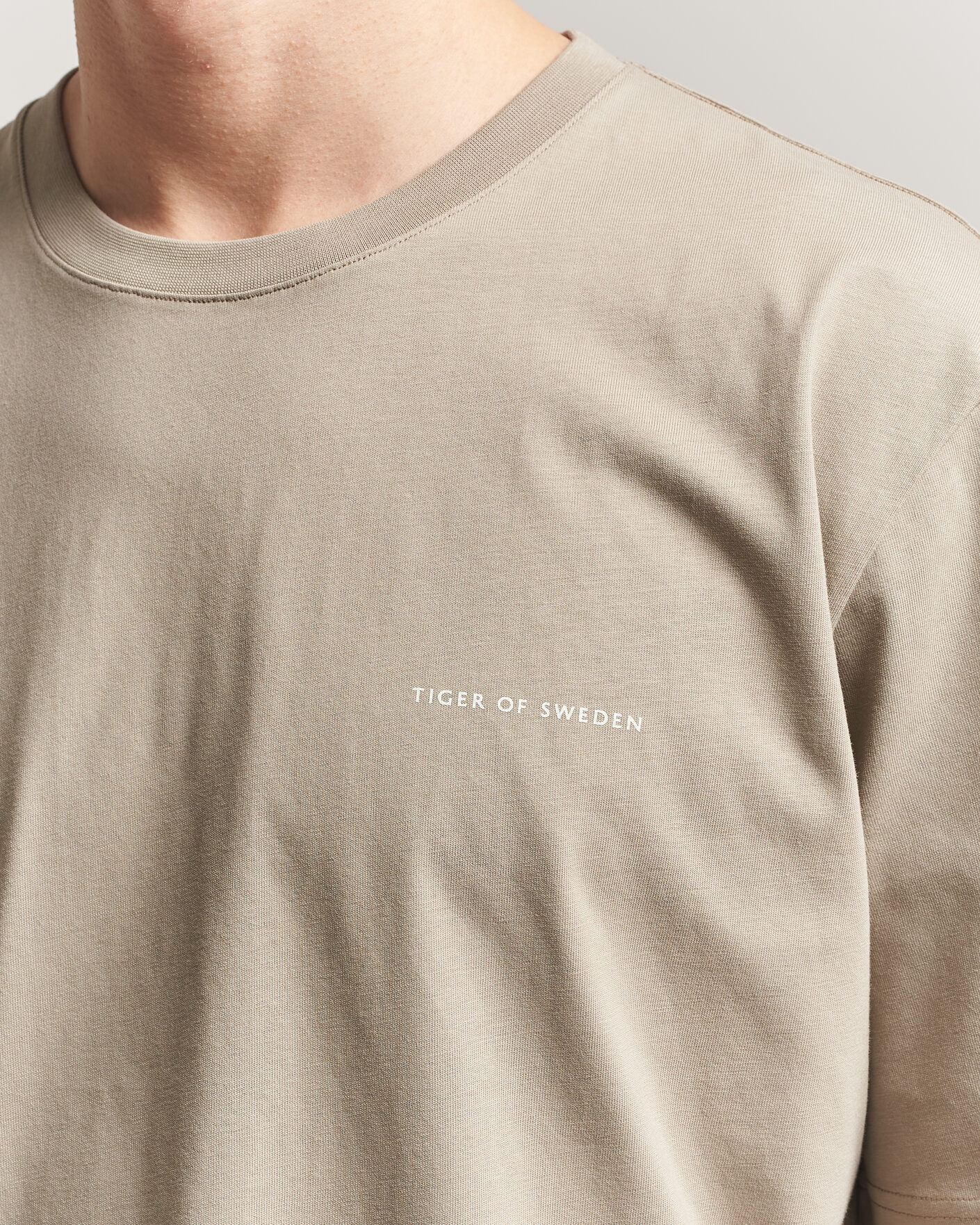 Homme | T-shirts | Tiger of Sweden | Pro Logo Crew Neck T-Shirt Artichoke Grey
