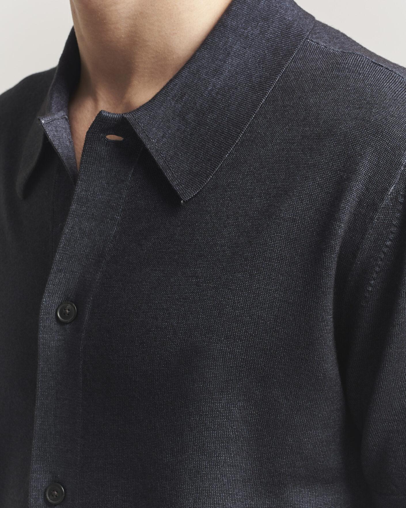 Homme | Chemises | Tiger of Sweden | Araawen Merino Knitted Short Sleeve Shirt Light Ink