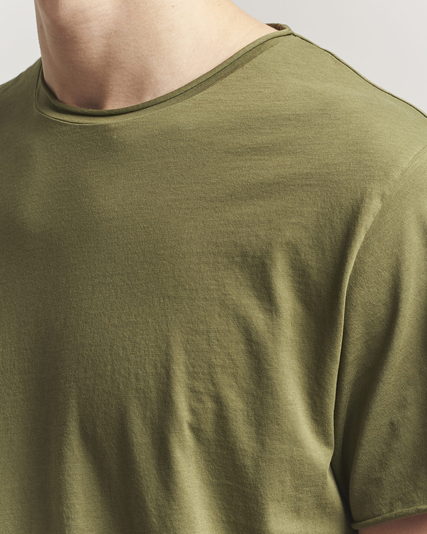 Heren | T-shirts | Filippa K | Roll Neck Crew Neck T-Shirt Laurel Green