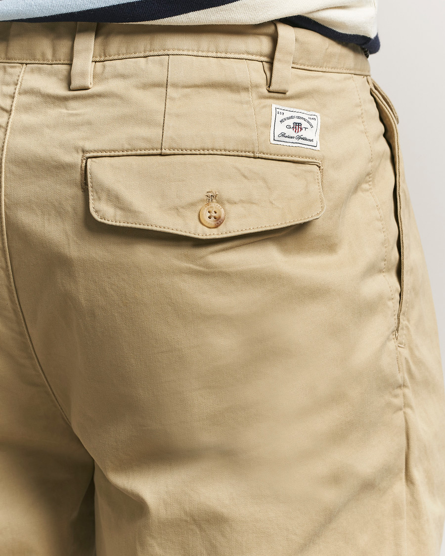 Homme | Pantalons | GANT | Regular Pleated Twill Chinos Woody Beige