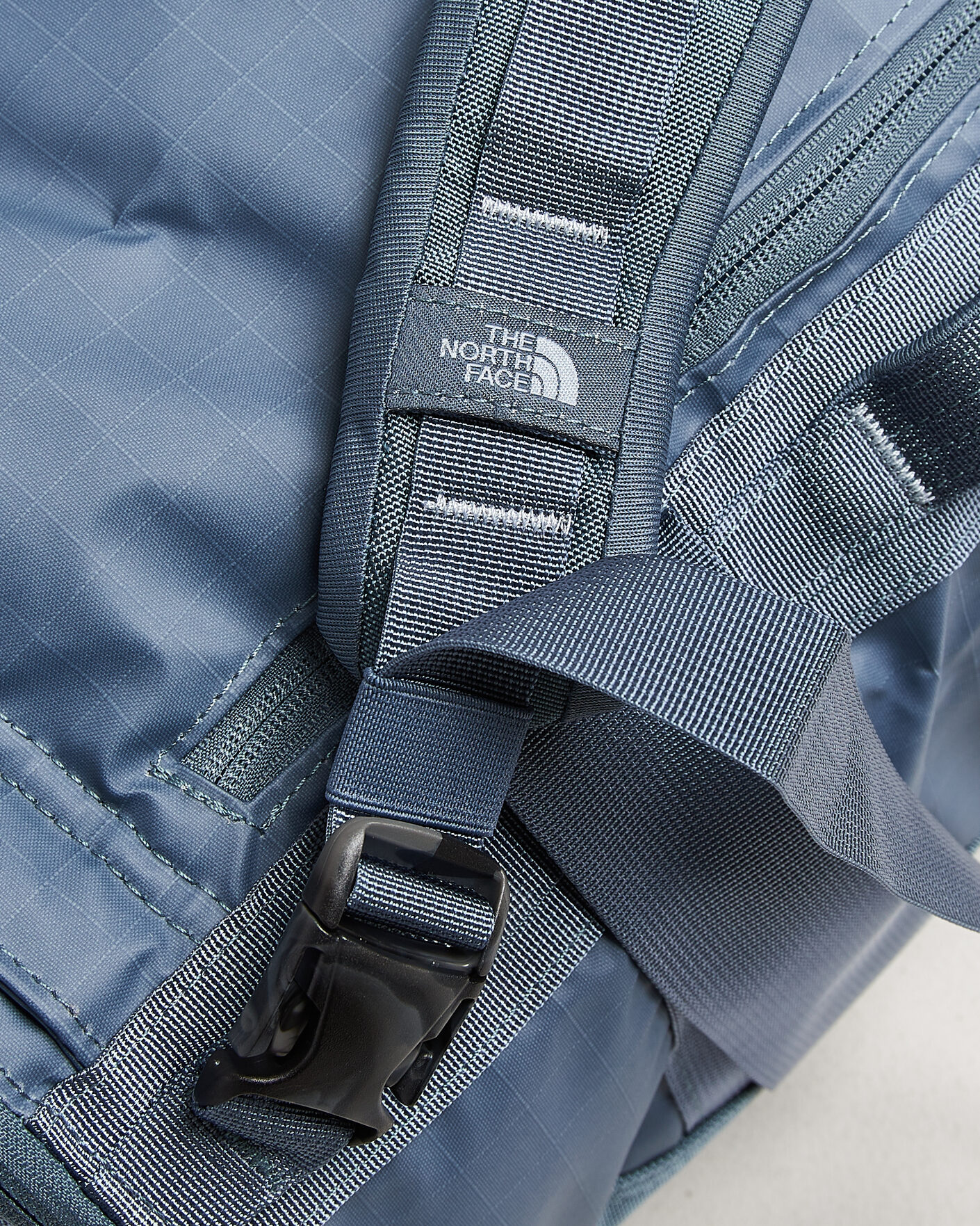 Heren | Tassen | The North Face | Base Camp Voyager Duffel 42 Granite Grey