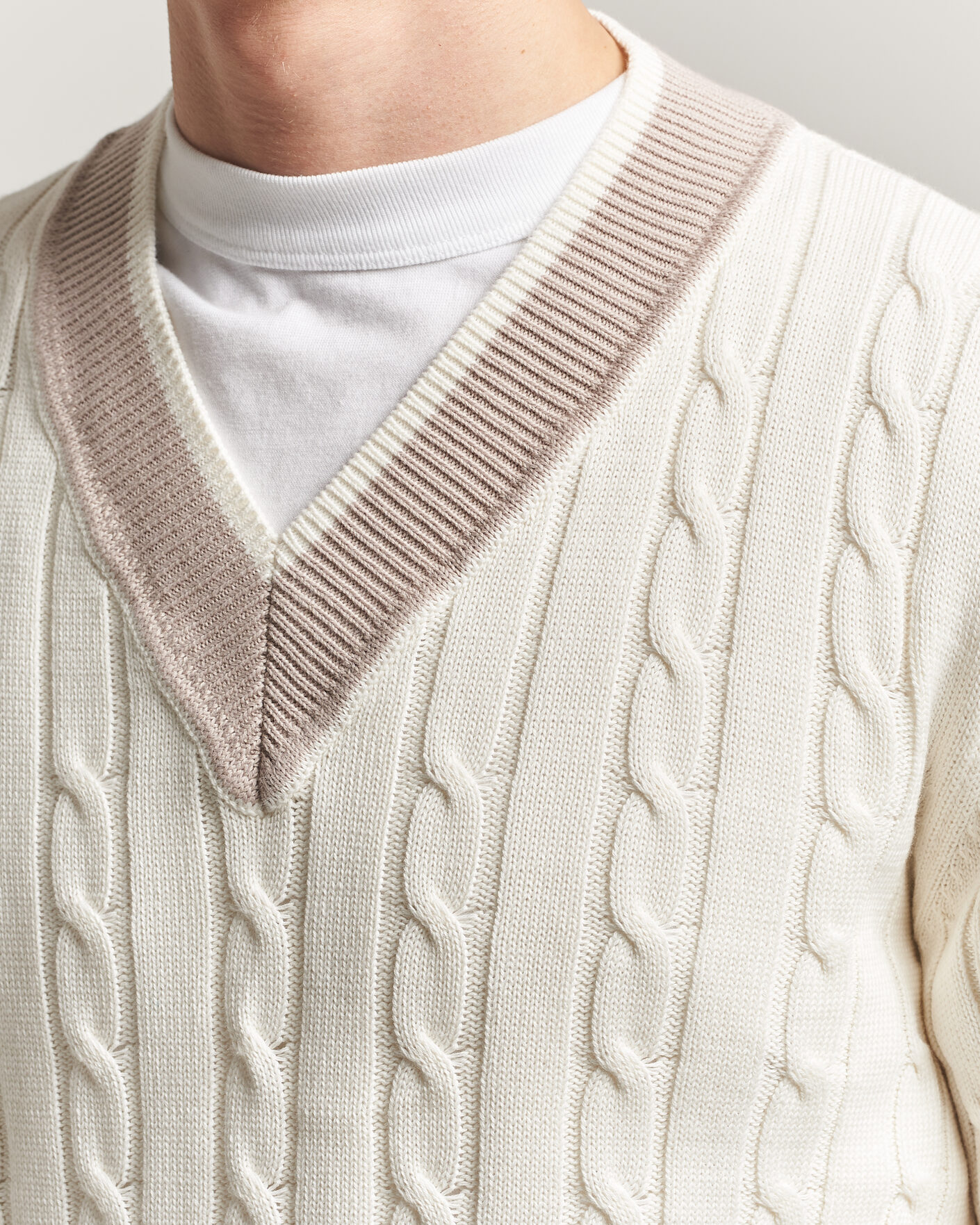 Homme | Pulls Et Tricots | Morgano | Cable Knitted Cotton V-Neck White/Beige