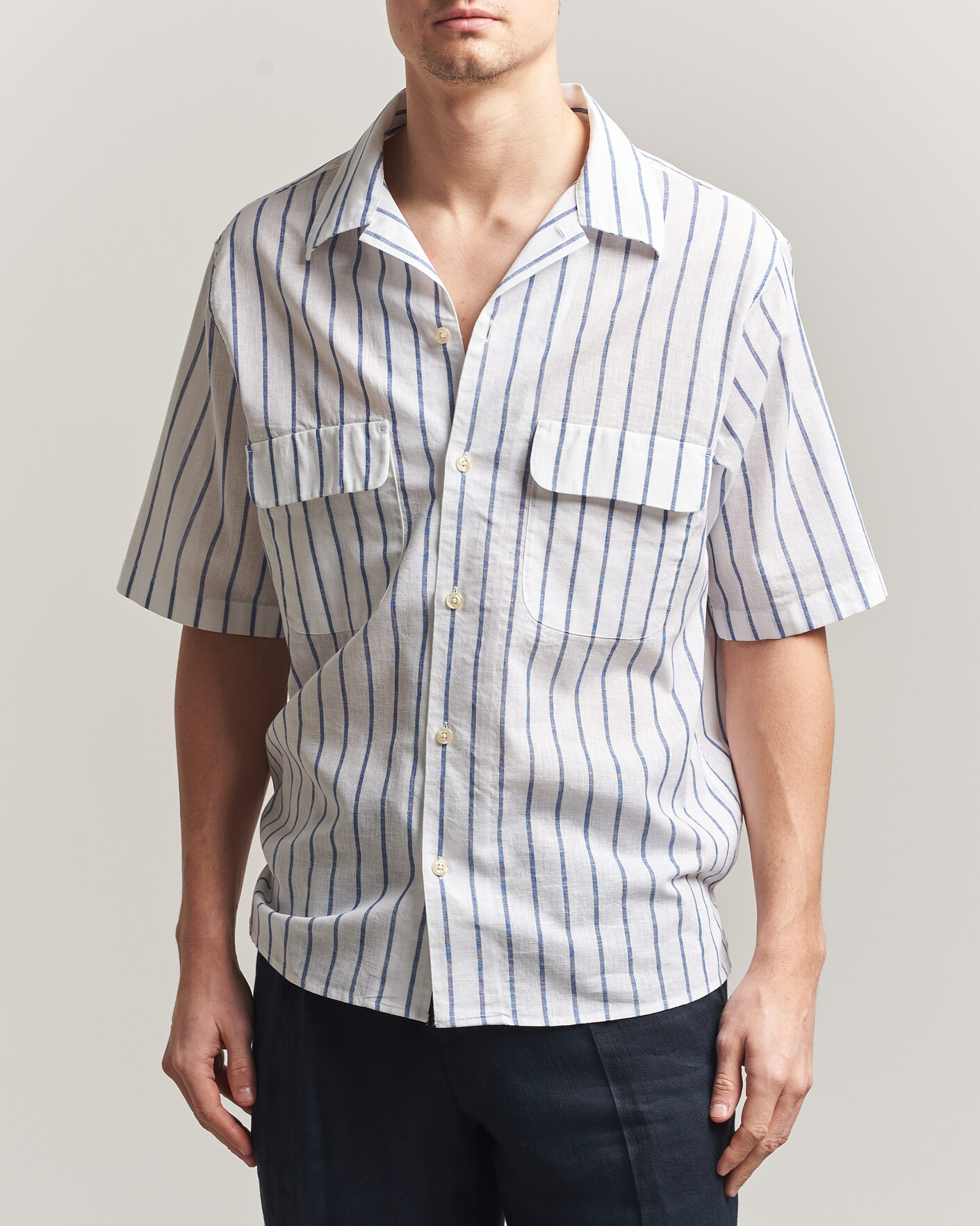 Homme | Chemises | Oscar Jacobson | Striped Short Sleeve Linen Shirt Navy/White