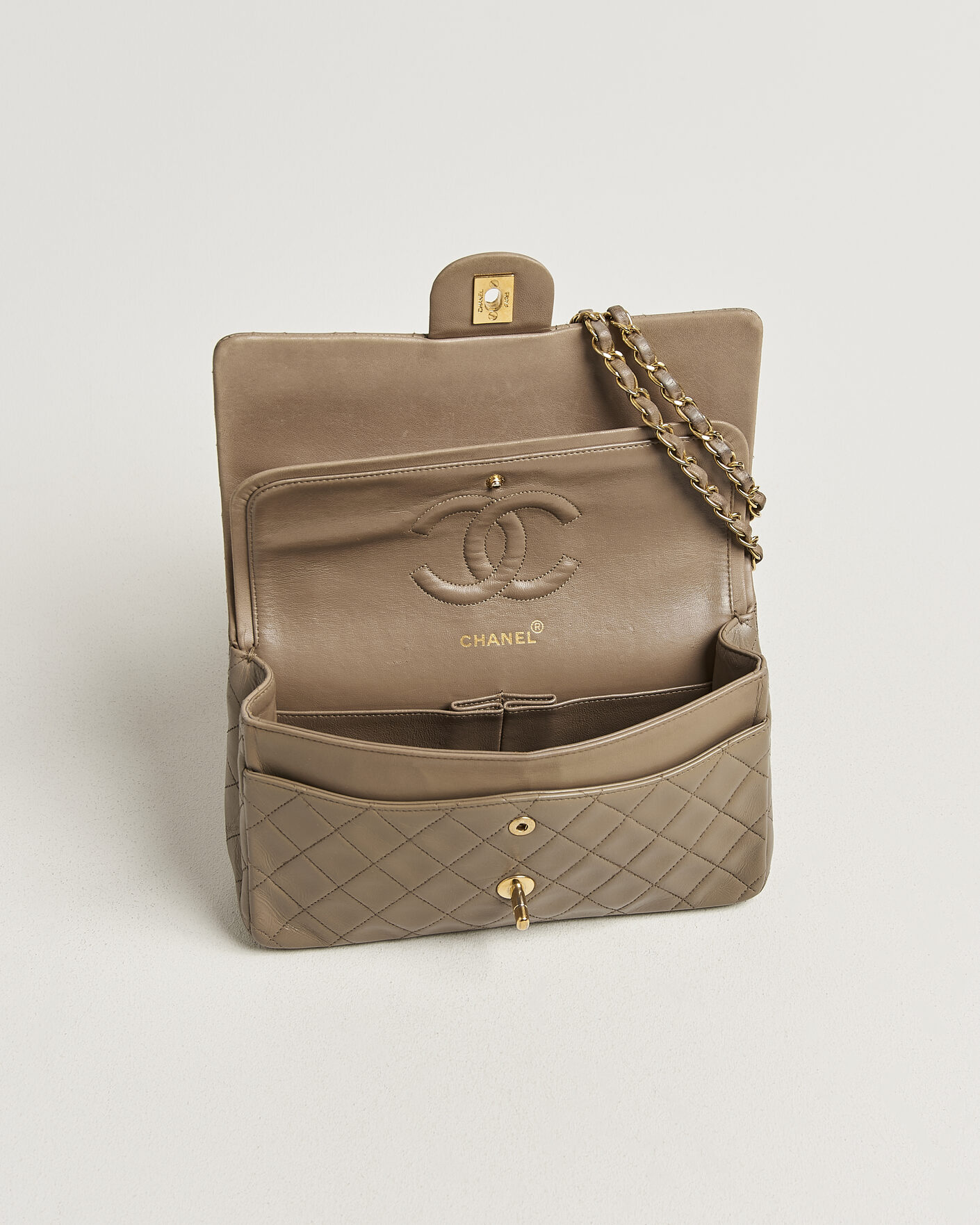 Heren | Pre-Owned & Vintage Bags | Chanel Pre-Owned | Classic Medium Double Flap Bag Lambskin Beige