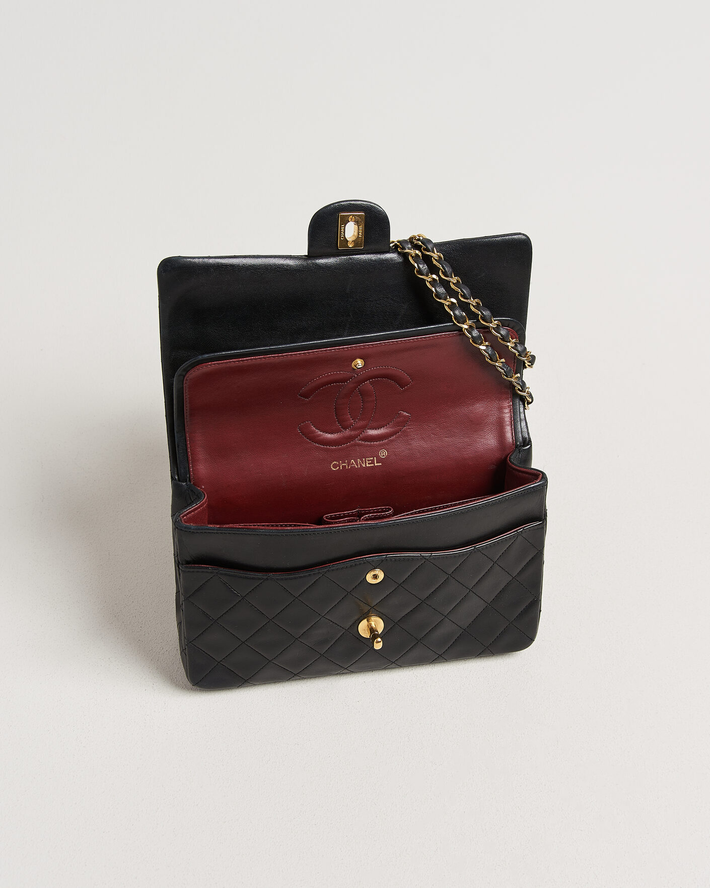 Homme | Pre-Owned & Vintage Bags | Chanel Pre-Owned | Classic Medium Double Flap Bag Lambskin Black