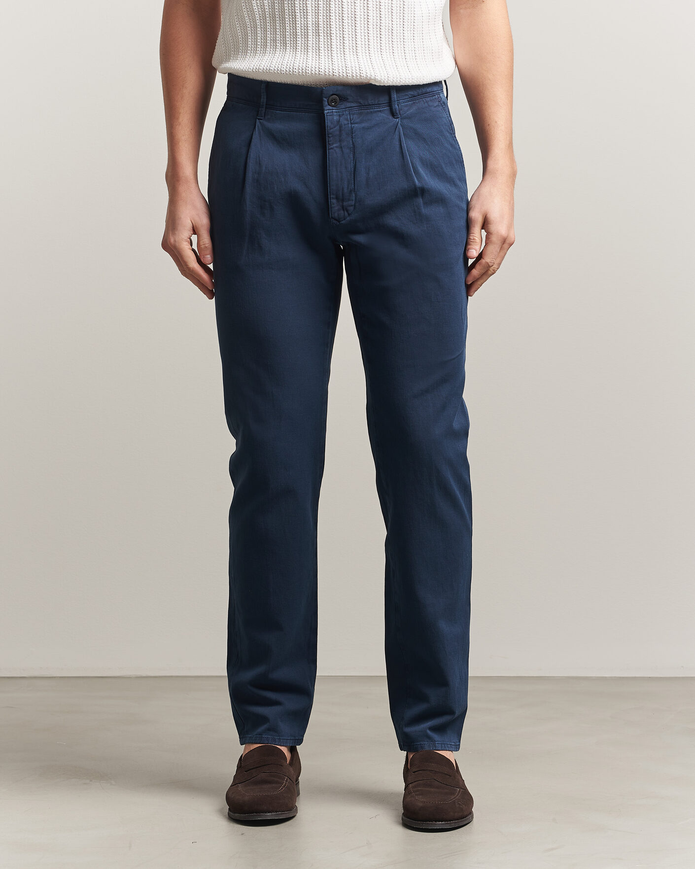 Homme | Pantalons | Incotex | Tapered Fit Pleated Linen Slacks Navy