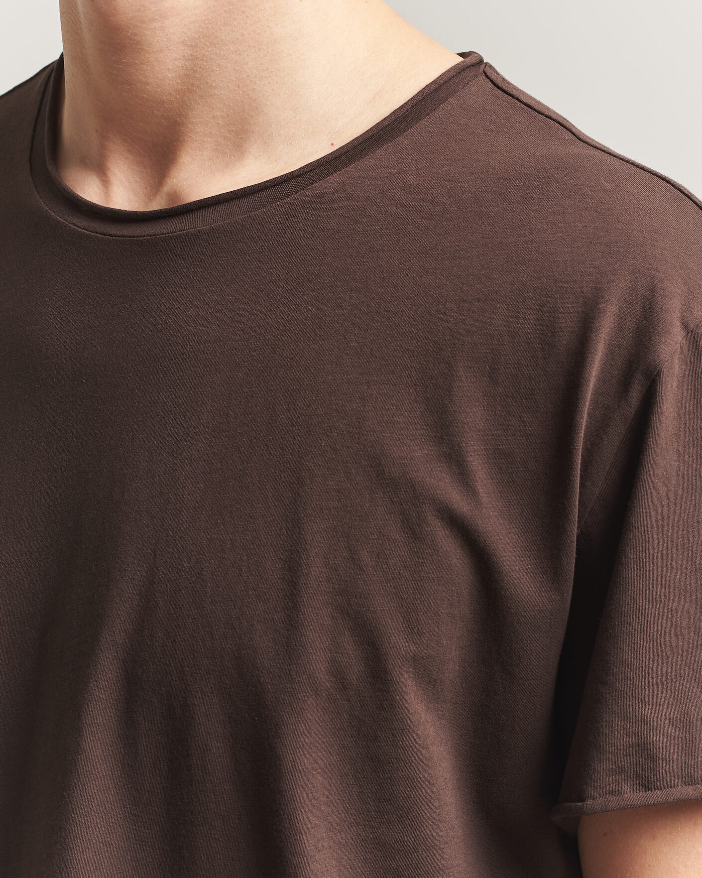 Heren | T-shirts | Filippa K | Roll Neck Crew Neck T-Shirt Dark Chocolate