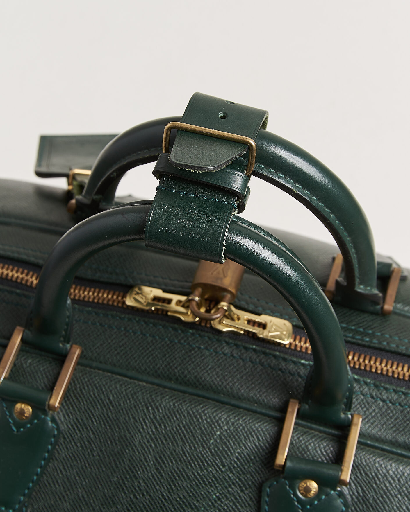 Heren | Pre-Owned & Vintage Bags | Louis Vuitton Pre-Owned | Taiga Kendall Weekend Bag GM Green