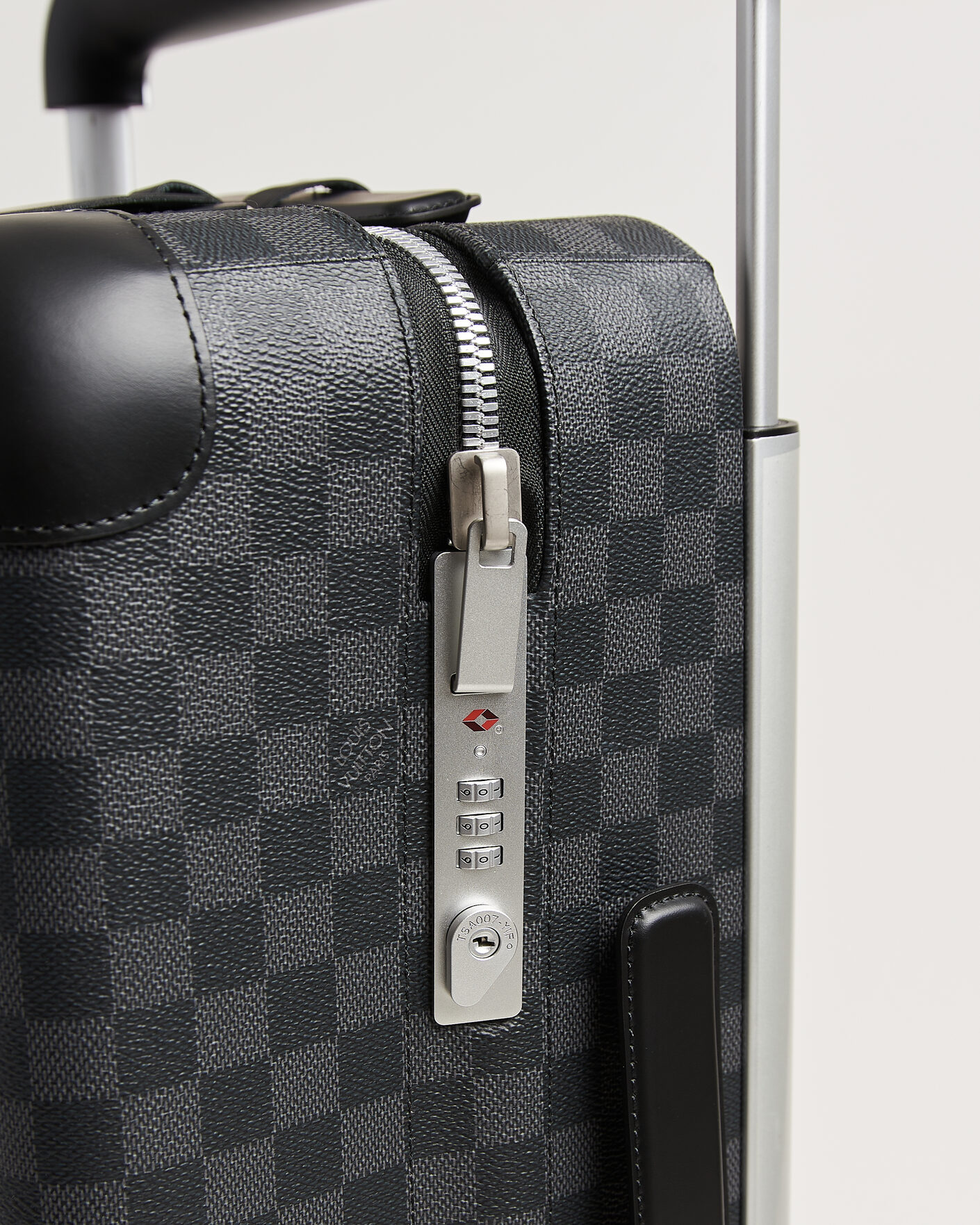 Homme | Pre-Owned & Vintage Bags | Louis Vuitton Pre-Owned | Horizon 55 Damier Graphite